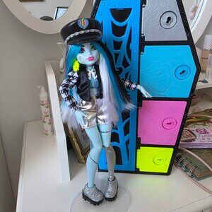 Monster High Skulltimate Secrets Serise One Frankie Stein with Dress-Up Locker